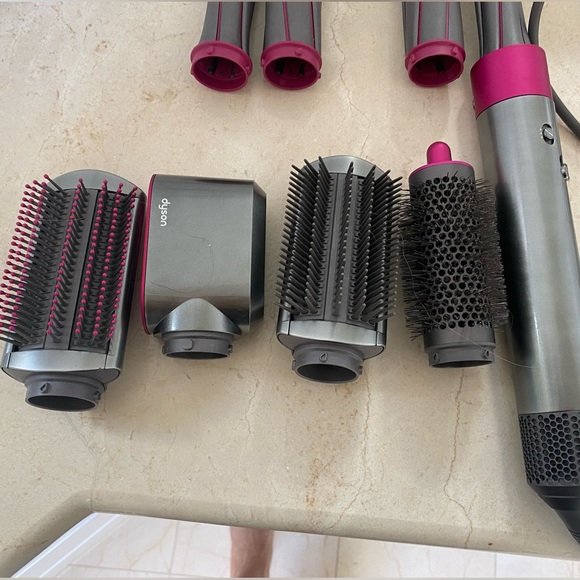 Dyson airwrap complete set with case-like new - Picture 2 of 6